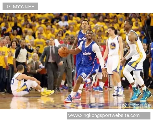 小吧观赛快船对阵鹈鹕主场赠送保罗快船10时期球衣给每位球迷